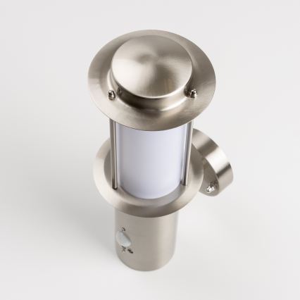 Arandela LED para exterior com sensor de movimento 1xE27/4,9W/230V IP44 cromo mate