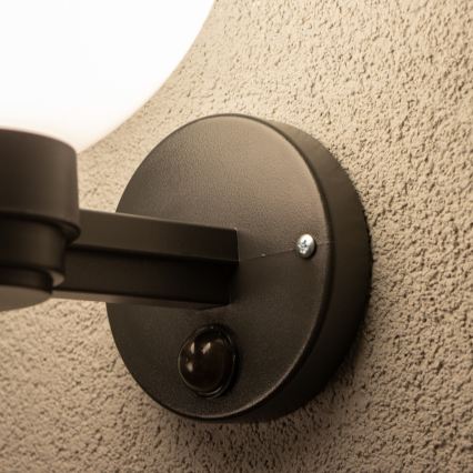 BRILAGI - Aplique de parede exterior com sensor de movimento HARBOR 1xE27/40W/230V IP33 preto/branco