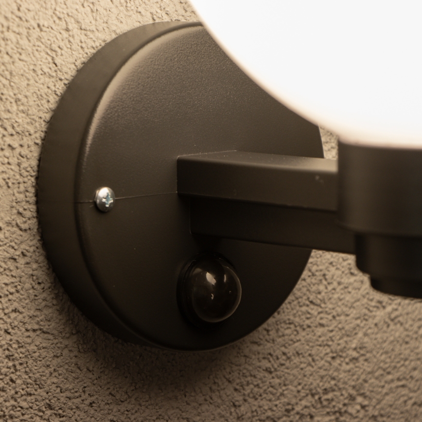 BRILAGI - Aplique de parede exterior com sensor de movimento HARBOR 1xE27/40W/230V IP33 preto/branco