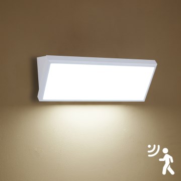Brilagi - Aplique de parede LED para exterior com sensor TRIANGLE LED/42W/230V 45 cm branco IP65