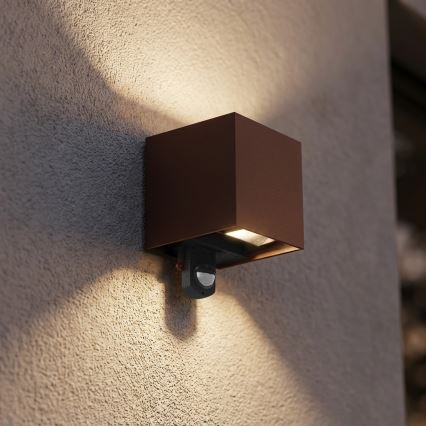 Brilagi - Candeeiro de parede LED para exterior com sensor CUBE LED/6W/230V castanho IP65