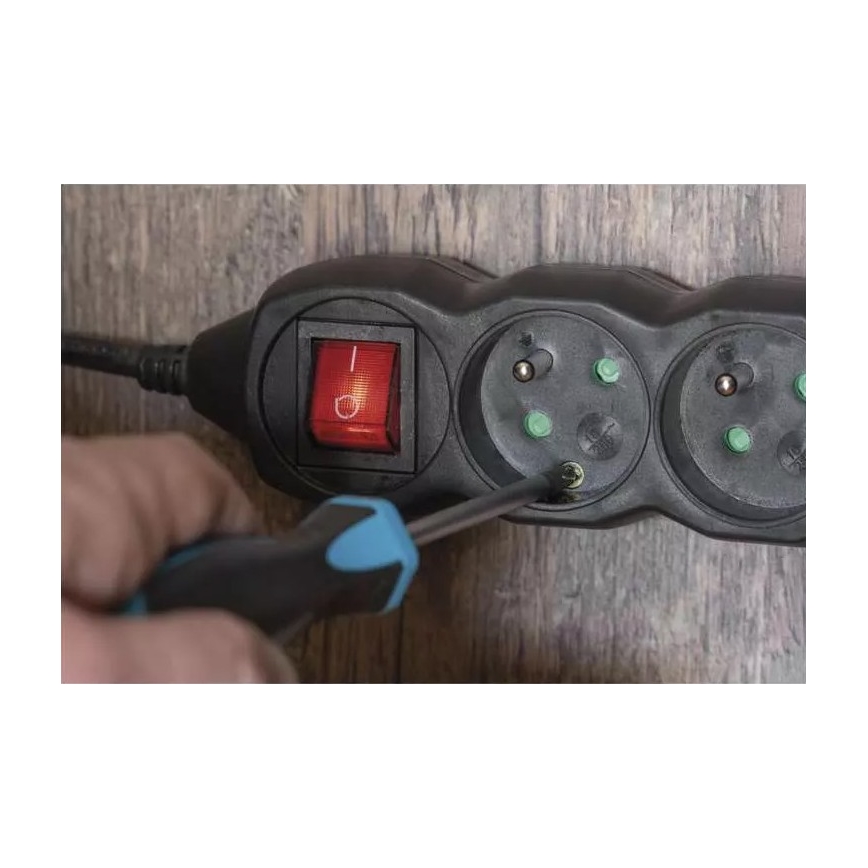 Extensão com interruptor 4 tomadas 3m preta