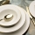 Conjunto de jantar 24 peças em porcelana, creme com detalhes dourados