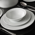 Conjunto de jantar de 24 peças em porcelana branca