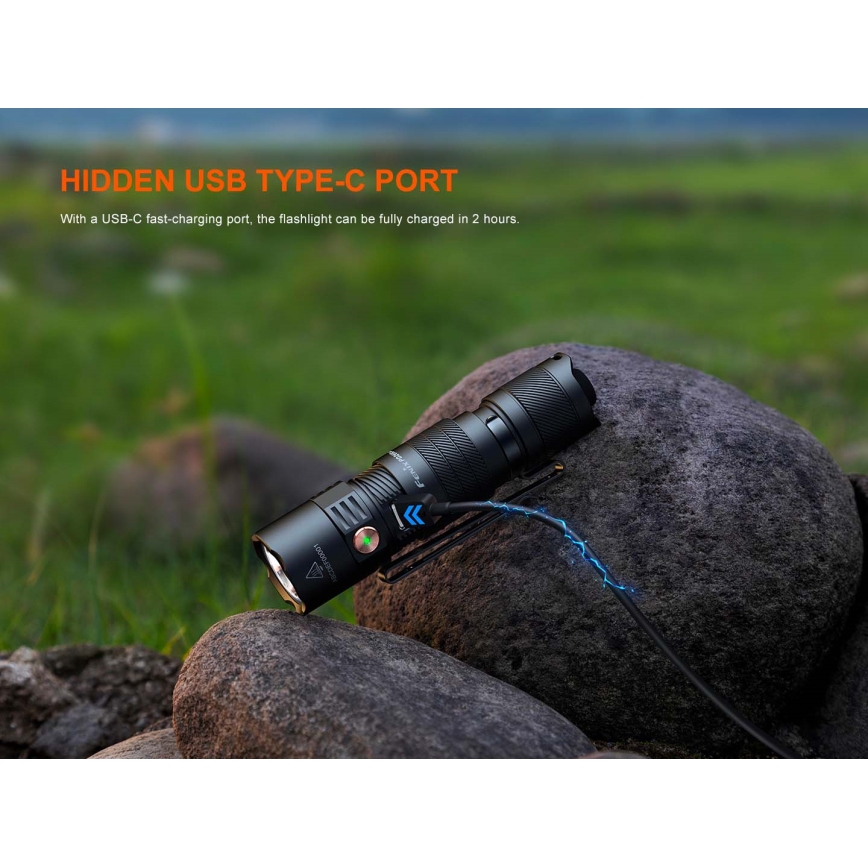 Fenix PD26RACE - Lanterna recarregável LED com regulação de brilho, carregamento USB, bateria 1600 mAh, classificação IP68, 1300 lm, 556 h, preta