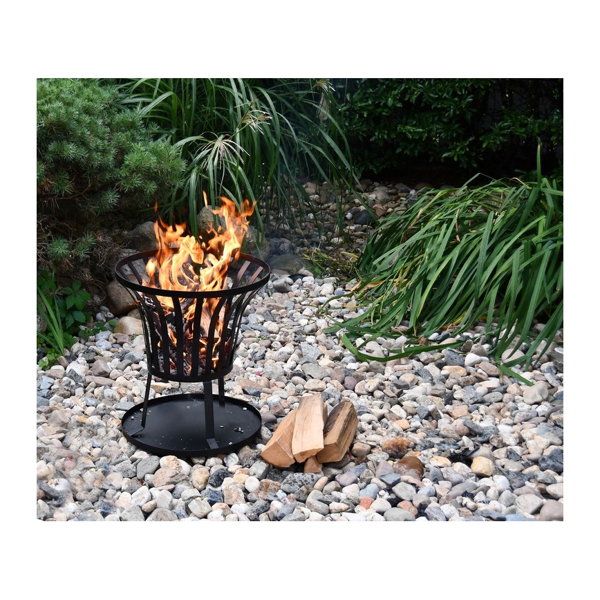 Fogueira de madeira portátil com grelha preta