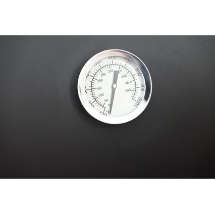 Grelhador a carvão preto