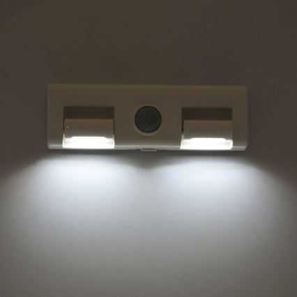 Iluminação de parede LED com sensor LED/3xAA/4,5V
