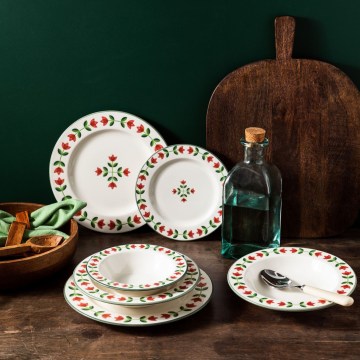 Jogo de jantar 24 peças em porcelana, branco/vermelho/verde