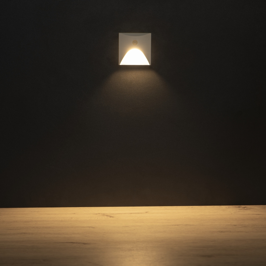 Luminária LED para escadas com sensor de movimento e crepuscular EXIN LED/2,5W/230V 3000K IP65 branca quadrada