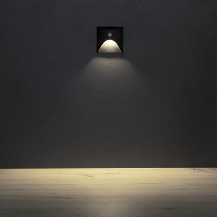 Luminária LED para escadas com sensor de movimento e de crepúsculo EXIN LED/2,5W/230V 4000K IP65 preta, quadrada