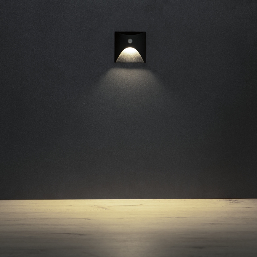 Luminária LED para escadas com sensor de movimento e de crepúsculo EXIN LED/2,5W/230V 4000K IP65 preta, quadrada