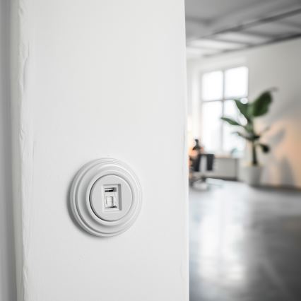 Kliklap - Tomada de dados retro com moldura em branco neve