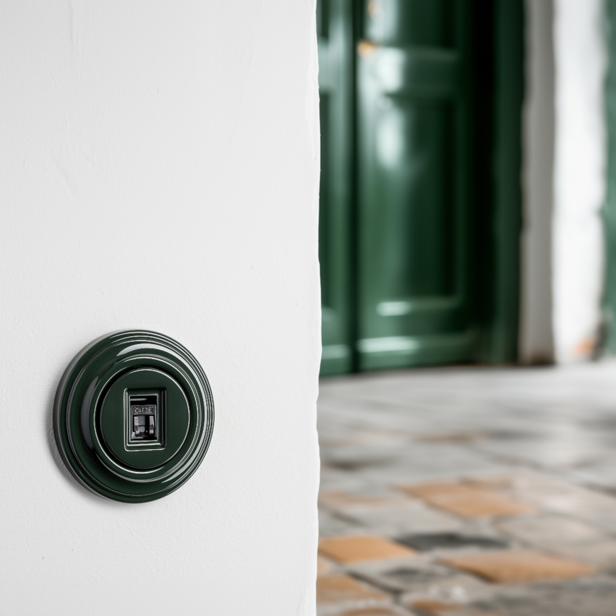 Kliklap - Tomada de Dados Retrô com Moldura Verde