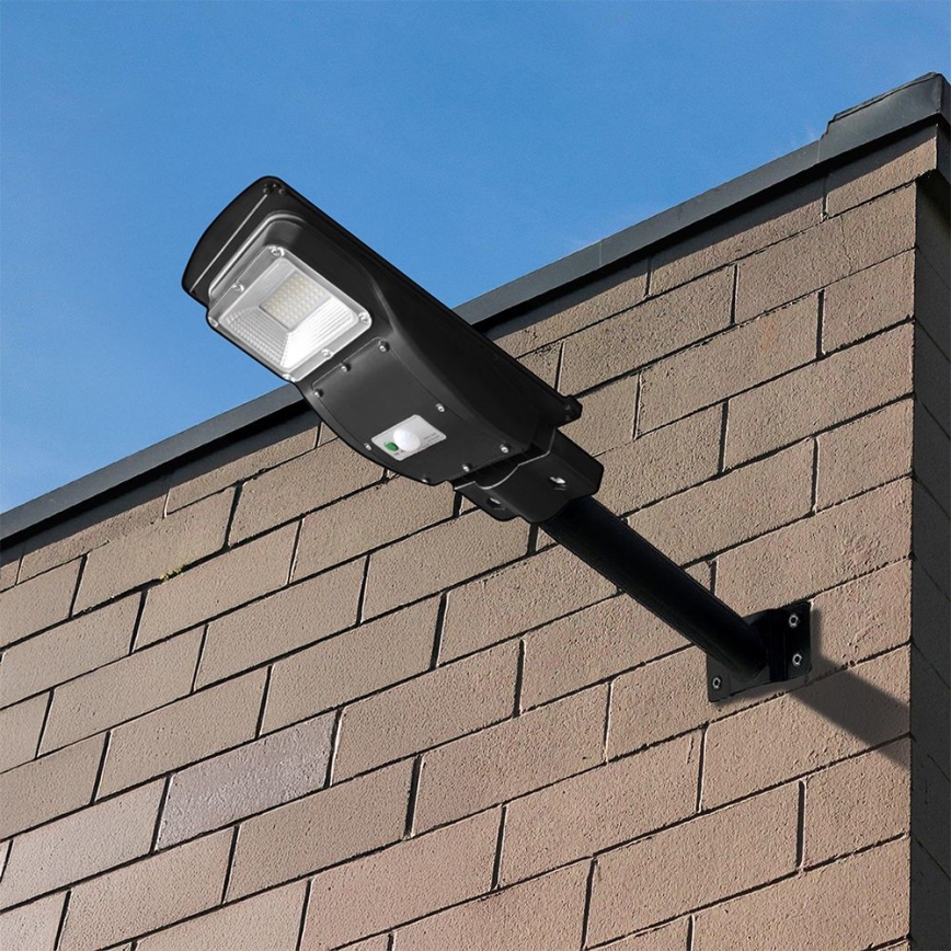 Luminária solar de rua LED regulável com sensor de movimento e crepúsculo LED/6W/3,2V 6000K IP65 5000 mAh preta + controlo remoto