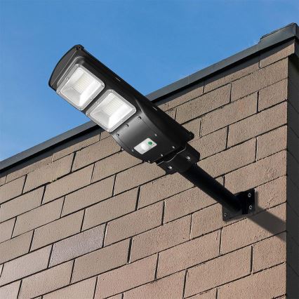 Luminária solar de rua LED regulável com sensor de movimento e crepúsculo LED/8W/3,2V 6000K IP65 9000 mAh preta + controlo remoto