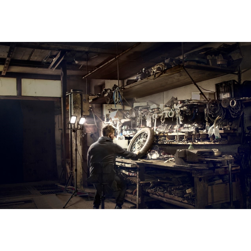 Ledvance - Holofote exterior LED com um suporte WORKLIGHT TRIPOD 2xLED/20W/230V 6500K IP65