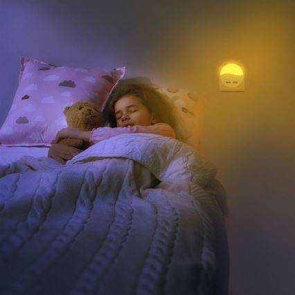 Luz LED noturna com sensor de anoitecer 2xUSB LED/0,45W/230V 3000K