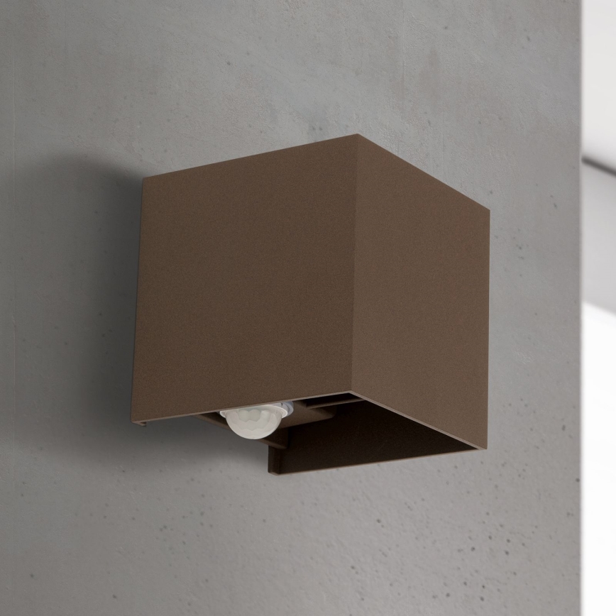 Aplique de parede exterior com sensor de movimento e de crepúsculo CUBE-S LED/13W/230V IP54 castanho