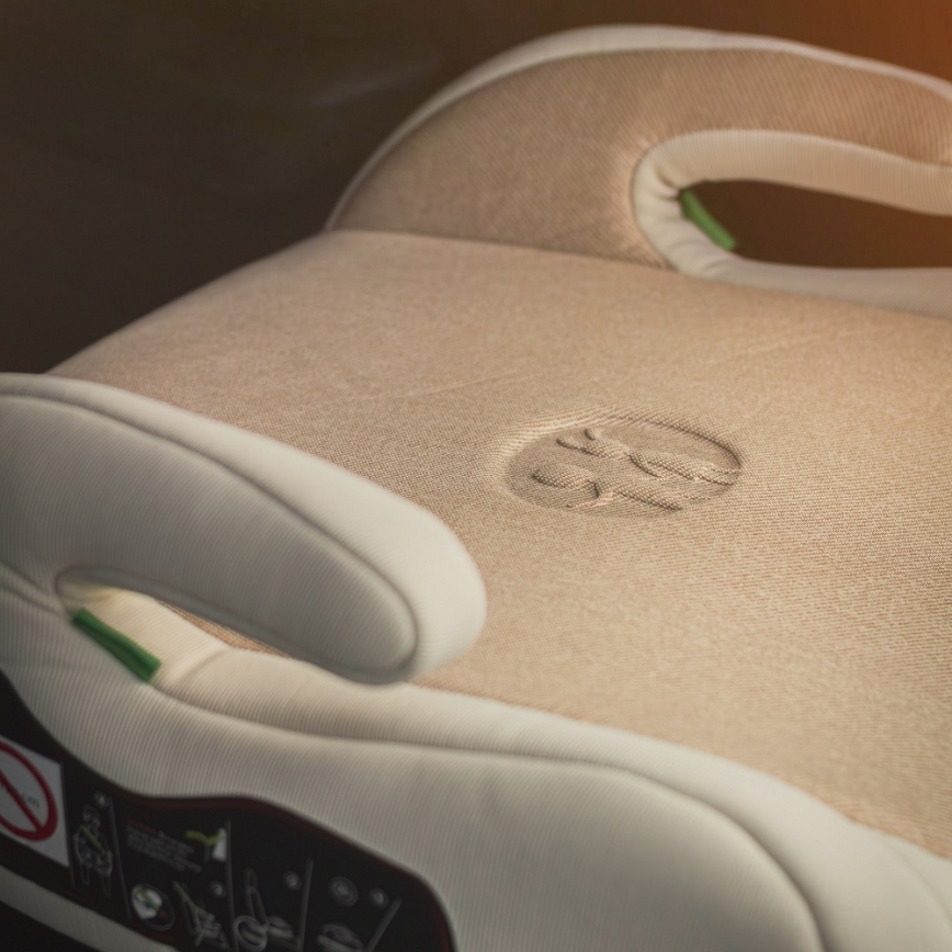 PETITE&MARS - Assento de elevação para automóvel OPTIMUS PRO i-Tamanho 125-150 cm (22-36 kg) bege