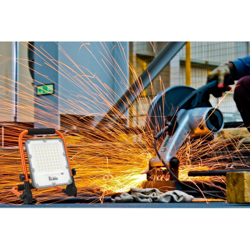 Refletor LED recarregável com tripé LED/50W/3,2V 4500K 5000 mAh IP65 laranja