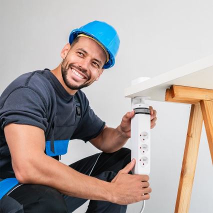 Régua de tomadas com grampo para secretária, 3 tomadas Tipo E + 2x USB-A + 1x USB-C, 1,5 m, branco