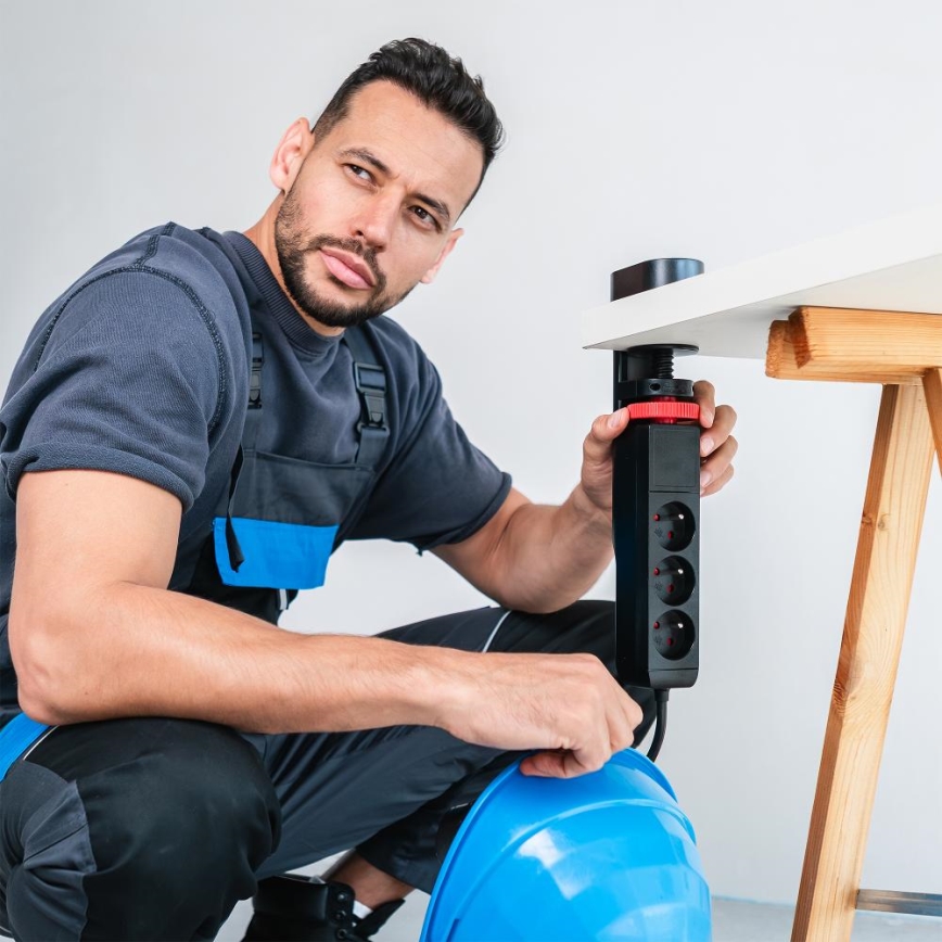 Régua de tomadas com fixação para secretária 3x Tipo E + 2x USB-A + 1x USB-C 1,5m preta