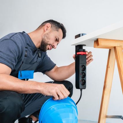 Régua de tomadas com fixação para secretária 3x Tipo E + 2x USB-A + 1x USB-C 1,5m preta