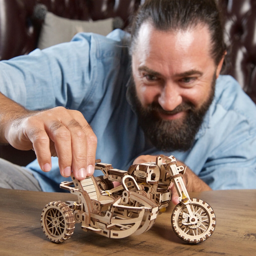 Ugears - Puzzle 3D mecânico de madeira Mota Scrambler com carrinho